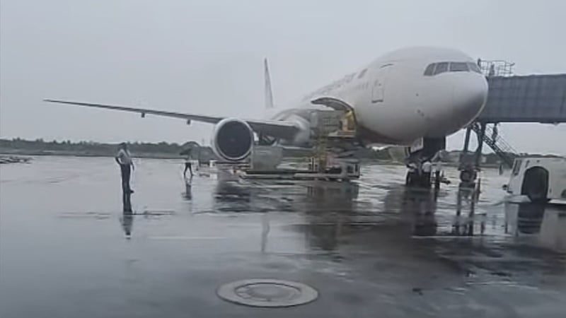 দুই ঘণ্টা পর সচল শাহ আমানতের রানওয়ে, রক্ষা পেলেন ৩৮৭ যাত্রী